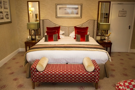 inn0019-red-luxury-bedroom-inn-on-the-lake